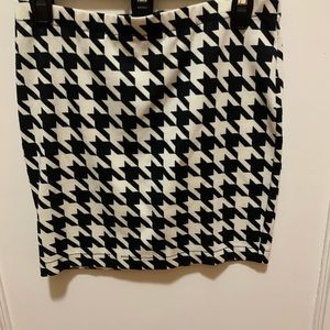 Houndstooth Pencil Skirt
